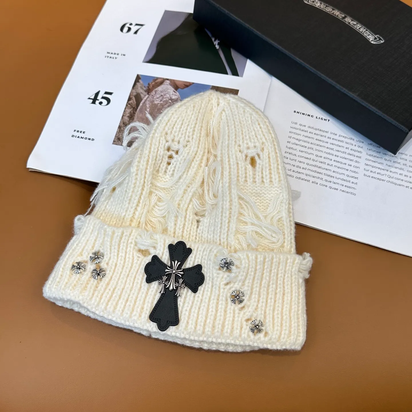 P70 🤍Chrome hearts new autumn and winter cross knitted hat🧶 One of the must-have hats in autumn and winter~ It really looks good on whoever wears it~, it is also a perfect match in black and white and gray in autumn~